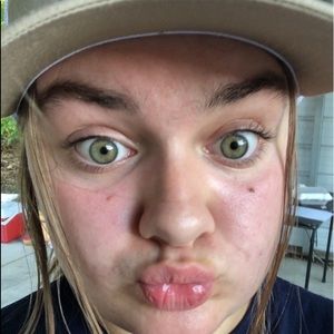 Meet your Posher, Claudia